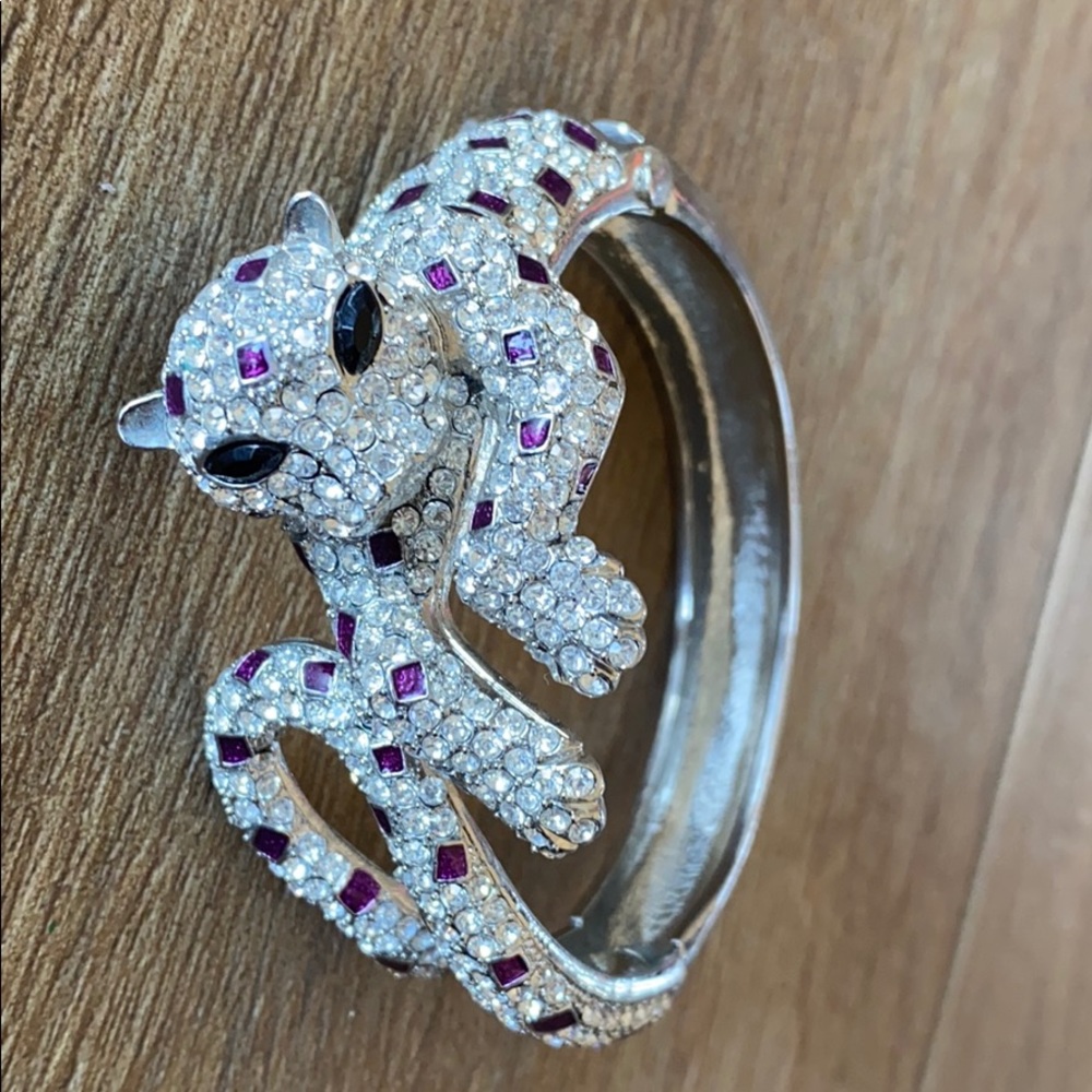 Jaguar Crystal stone clasp bracelet. Brand new!